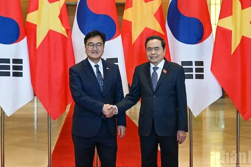 Председатель НС Чан Тхань Ман и Председатель НС Республики Корея У Вон Сик. Фото: Зюи Линь