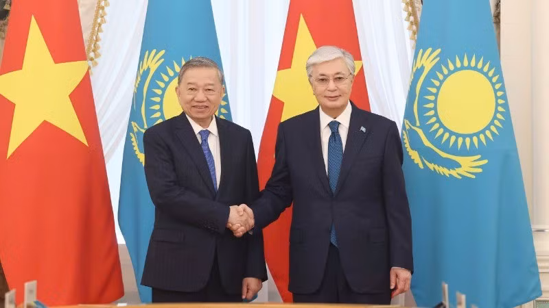 Генеральный секретарь ЦК КПВ То Лам и Президент Казахстана Касым-Жомарт Токаев. Фото: ВИА