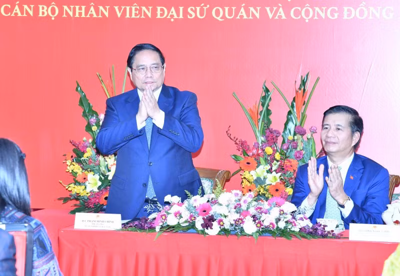 Премьер-министр Фам Минь Тьинь на встрече с сотрудниками Посольства и представителями вьетнамской общины в Малайзии. Фото: Тхань Жанг