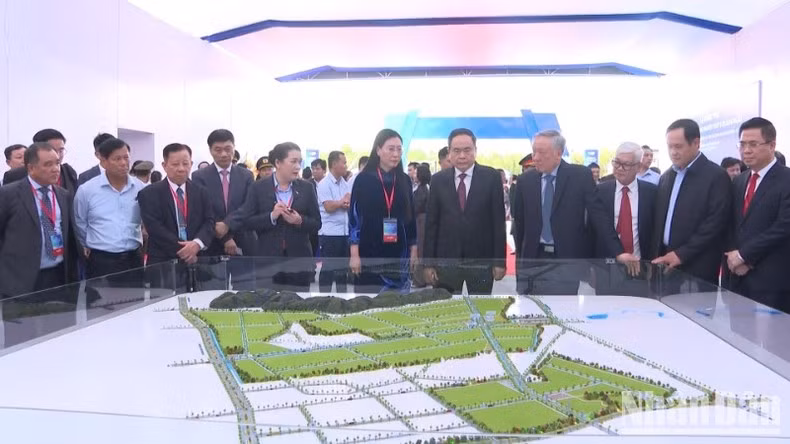 Председатель НС Чан Тхань Ман, руководители Партии и Государства заслушивают презентацию о масштабах проекта промышленного парка VSIP II Куангнгай.