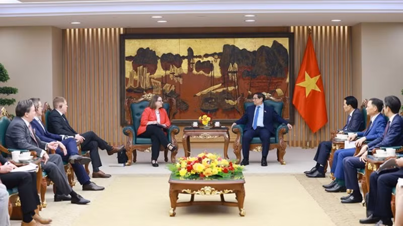 Встреча между Премьер-министром Фам Минь Тьинем и председателем Комиссии Конгресса США по рассмотрению вопросов экономики и безопасности между США и Китаем Ревой Прайс. Фото: ВИA