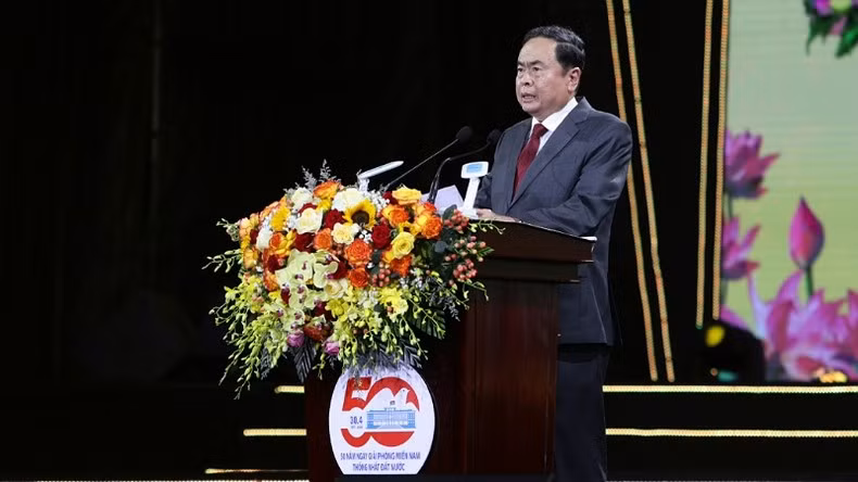 Председатель НС Чан Тхань Ман выступает с речью.