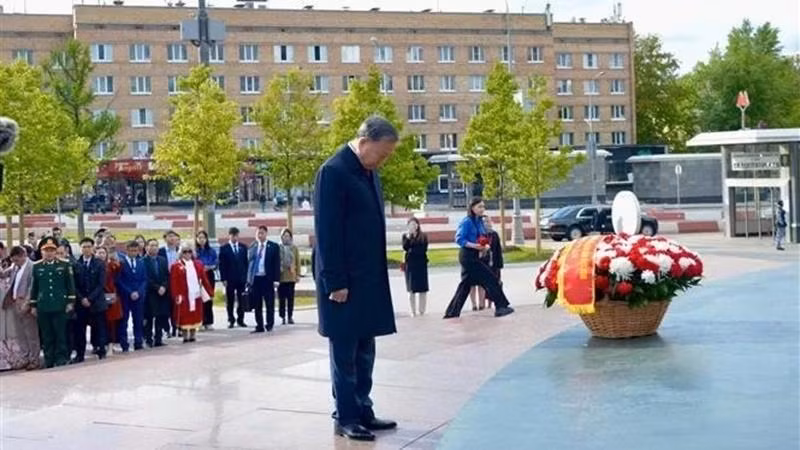 Генеральный секретарь ЦК КПВ То Лам, его супруга и высокопоставленная вьетнамская делегация у статуи Президента Хо Ши Мина в Москве, 10 мая. Фото: ВИA