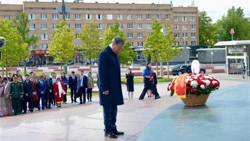 Генеральный секретарь ЦК КПВ То Лам, его супруга и высокопоставленная вьетнамская делегация у статуи Президента Хо Ши Мина в Москве, 10 мая. Фото: ВИA