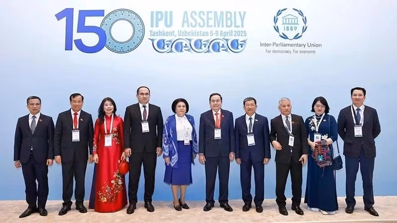 Председатель Национального собрания Чан Тхань Ман (шестой слева) и другие делегаты на церемонии открытия МПС-150 в Ташкенте, Узбекистан, 5 апреля вечером. Фото: ВИA