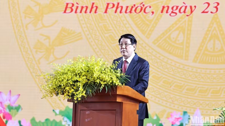 Президент Лыонг Кыонг выступает на церемонии. Президент Лыонг Кыонг выступает на церемонии.