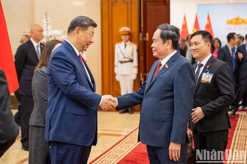 Председатель НС Чан Тхань Ман и Генеральный секретарь ЦК КПК, Председатель Китая Си Цзиньпин. Фото: Зюи Линь