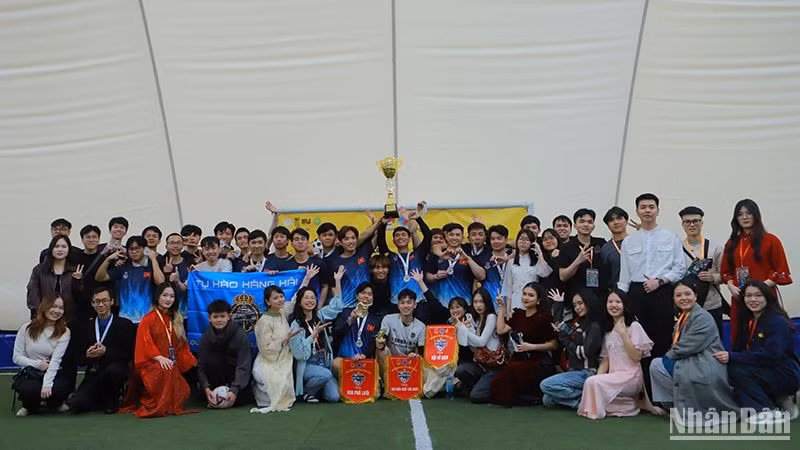 Вручение кубка чемпиона команде «Хангхай».