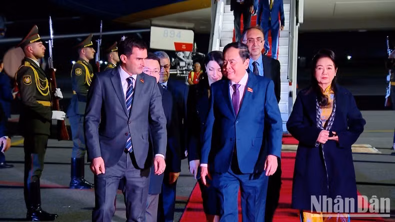 Председателя НС Чан Тхань Мана с супругой встречают в аэропорту.