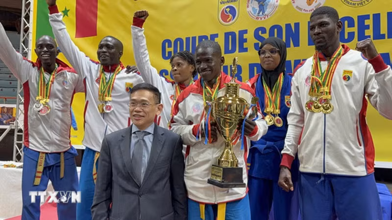 Посол Вьетнама в Алжире и по совместительству в Сенегале Чан Куок Кхань вручает медали победителям турнира. Фото: ВИА