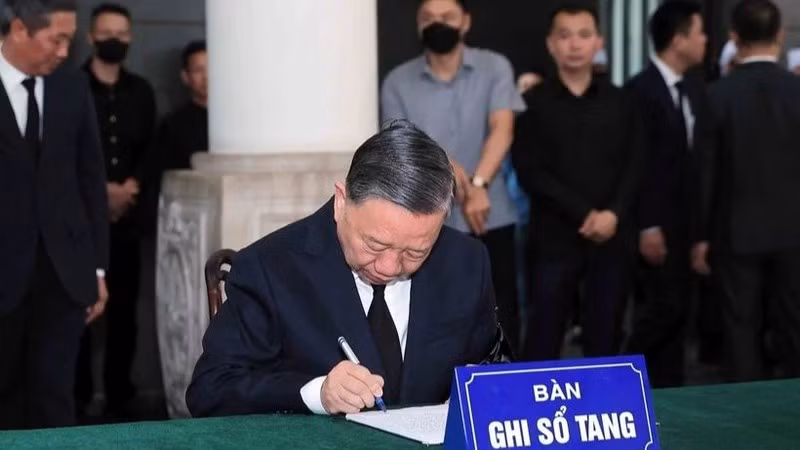 Генеральный секретарь ЦК КПВ То Лам оставляет запись в траурной книге в память о бывшем Президенте Чан Дык Лыонге. Фото: ВИА