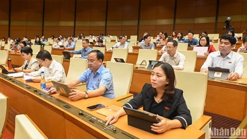 Депутаты голосуют за изменение рабочей программы девятой сессии НС XV созыва. Фото: Буй Жанг