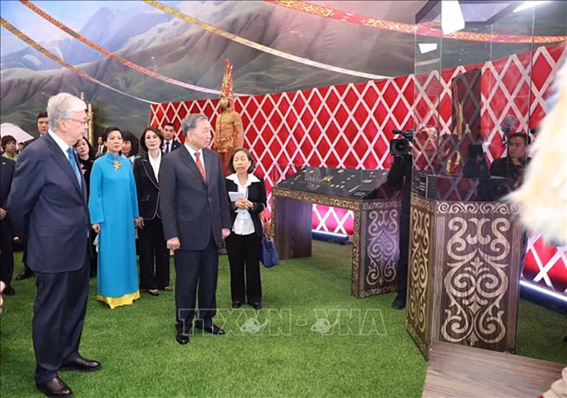 Генеральный секретарь ЦК КПВ То Лам с супругой и Президент Казахстана Касым-Жомарт Токаев посещают национальный культурный комплекс «Этно-аул». Фото: ВИА