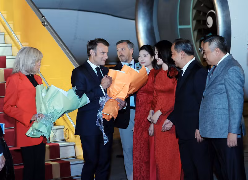 Президент Франции Эмманюэль Макрон и его супруга прибыли в Ханой, начав государственный визит во Вьетнам. Фото: ВИА