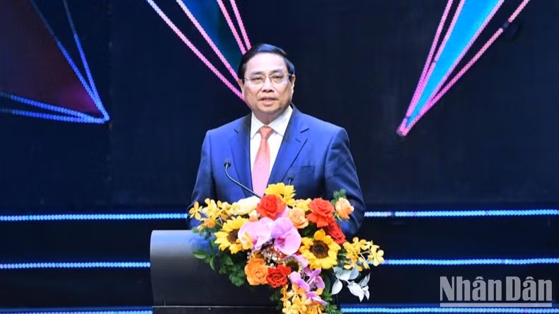 Премьер-министр Фам Минь Тьинь выступает на церемонии. Фото: Тхань Жанг