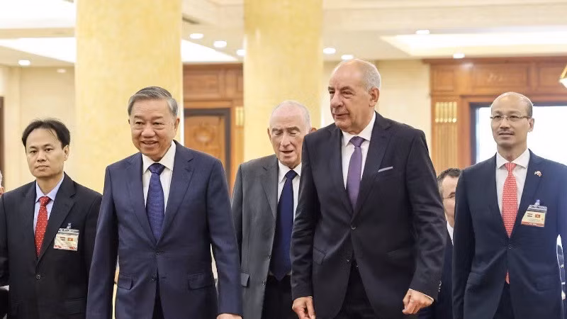 Генеральный секретарь ЦК КПВ То Лам и Президент Венгрии Тамаш Шуйок. Фото: Чан Хай