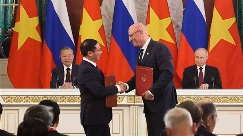 Генеральный секретарь ЦК КПВ То Лам и Президент РФ Владимир Путин во время обмена соглашениями о сотрудничестве в нефтегазовой отрасли и протоколами о деятельности совместных предприятий «Вьетсовпетро» и «Русвьетпетро» между Вице-премьером, Министром иностранных дел Вьетнама Буй Тхань Шоном и Вице-премьером РФ Дмитрием Чернышенко. Фото: ВИA