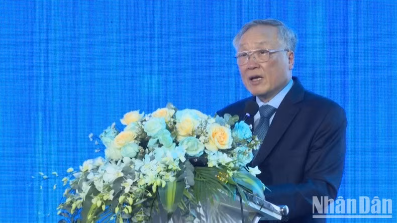 Постоянный вице-премьер Нгуен Хоа Бинь выступает с речью.