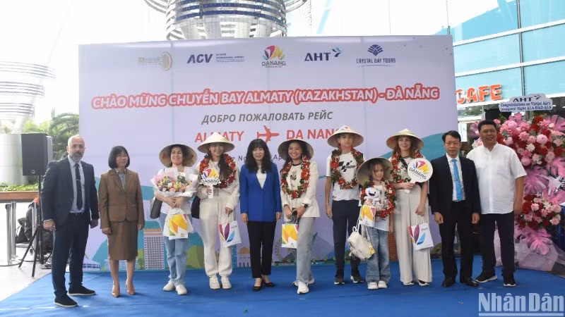 Первые счастливчики-пассажиры рейса A330/300 получили ценные подарки от Департамента туризма Дананга и соответствующих подразделений. Фото: Ань Дао
