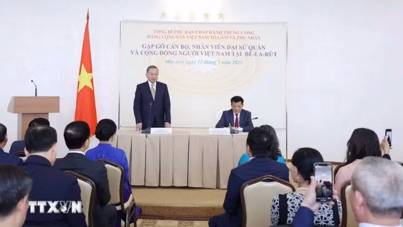 Генеральный секретарь ЦК КПВ То Лам общается с сотрудниками Посольства и представителями вьетнамской общины в Беларуси. Фото: ВИА