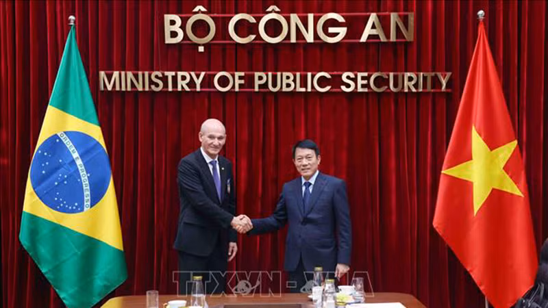 Министр общественной безопасности Вьетнама Лыонг Там Куанг и Министр, глава Бюро институциональной безопасности Президента Бразилии генерал армии Маркос Антонио Амаро душ Сантуш. Фото: ВИА