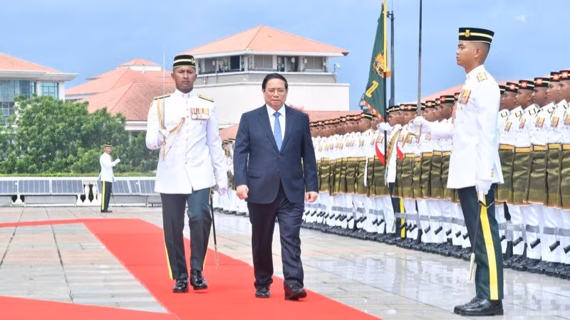 Премьер-министр Фам Минь Тьинь обходит строй почётного караула Вооружённых сил Малайзии. Фото: Тхань Жанг