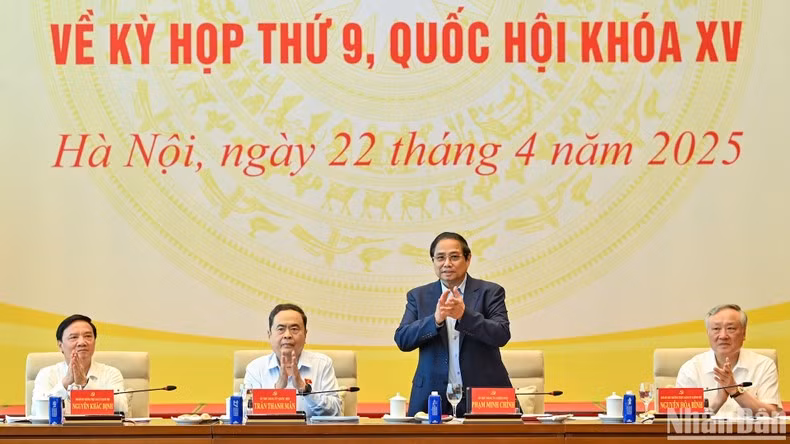 Премьер-министр Фам Минь Тьинь на конференции. Фото: Зюи Линь