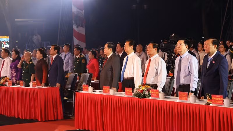 Председатель НС Чан Тхань Ман, действующие и бывшие руководители Партии и Государства на мероприятии.
