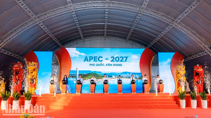 Вице-премьер Чан Хонг Ха, бывшие руководители Партии и Государства, руководители министерств и ведомств нажимают на кнопки в знак начала подготовки к Неделе высокого уровня АТЭС 2027 г.