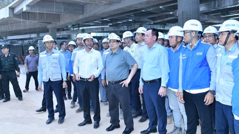 Премьер-министр Фам Минь Тьинь проверяет ход строительства пассажирского терминала международного аэропорта Лонгтхань. Фото: Тхань Жанг