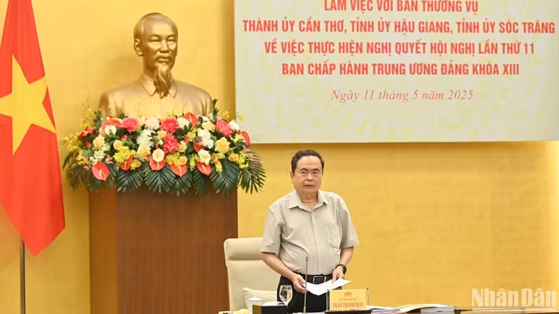 Председатель НС Чан Тхань Ман выступает на совещании. Фото: Зюи Линь