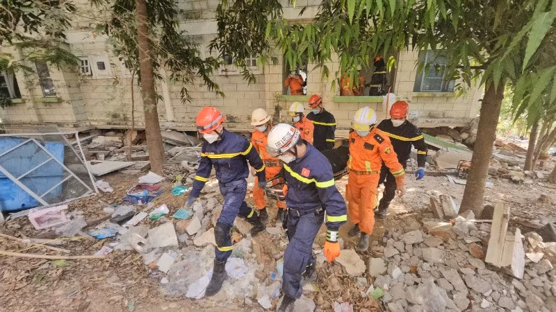 Спасательная группа МОБ Вьетнама спасает пострадавших из-под завалов, 2 апреля. Фото: Ле Хоанг из Мьянмы