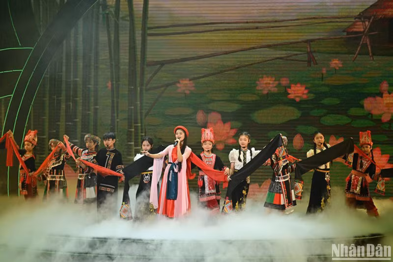 Выступление художественного коллектива на церемонии.