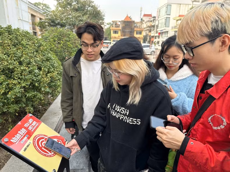 Молодые люди проводят «чек-ин», чтобы получить подарки.