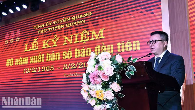 Товарищ Ле Куок Минь выступает на церемонии.