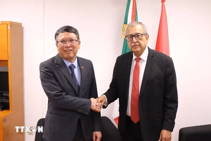 Посол Вьетнама в Мексике Нгуен Ван Хай и Председатель Комитета по иностранным делам Палаты депутатов Мексики Педро Васкес Гонсалес. Фото: ВИА