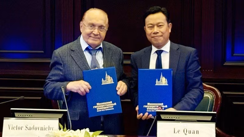 Директор Ханойского государственного университета Ле Куан и ректор МГУ Виктор Садовничий подписывают соглашение о сотрудничестве между двумя университетами. Фото: ХГУ