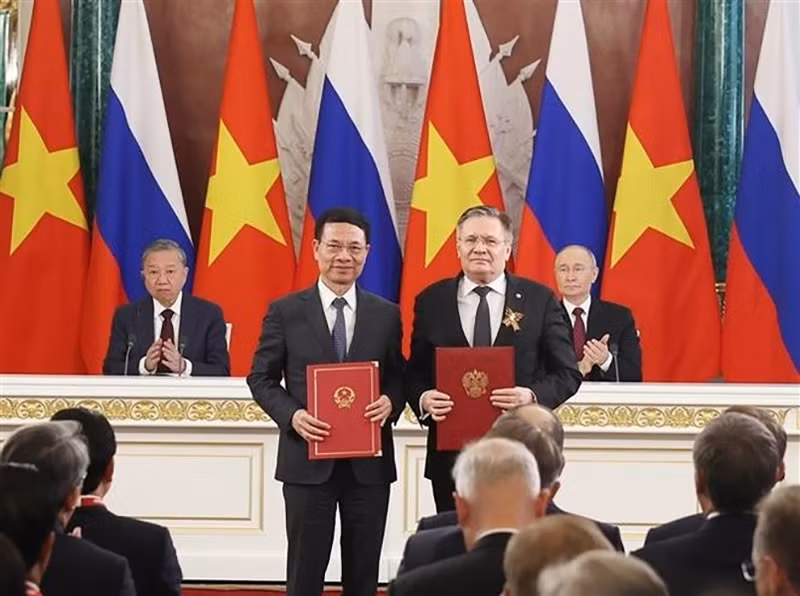 Лидеры двух стран присутствуют при подписании «дорожной карты» по сотрудничеству в области использования атомной энергии в мирных целях на 2025-2030 годы между Министерством науки и технологий Вьетнама и Государственной корпорацией по атомной энергии «Росатом». Фото: ВИA