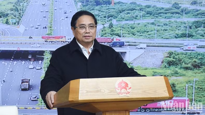 Премьер-министр Фам Минь Тьинь выступает с речью. Фото: Чан Хай