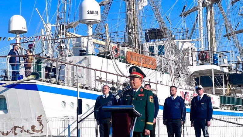 Генерал-полковник Хоанг Суан Тьиен выступает с речью на церемонии передачи.