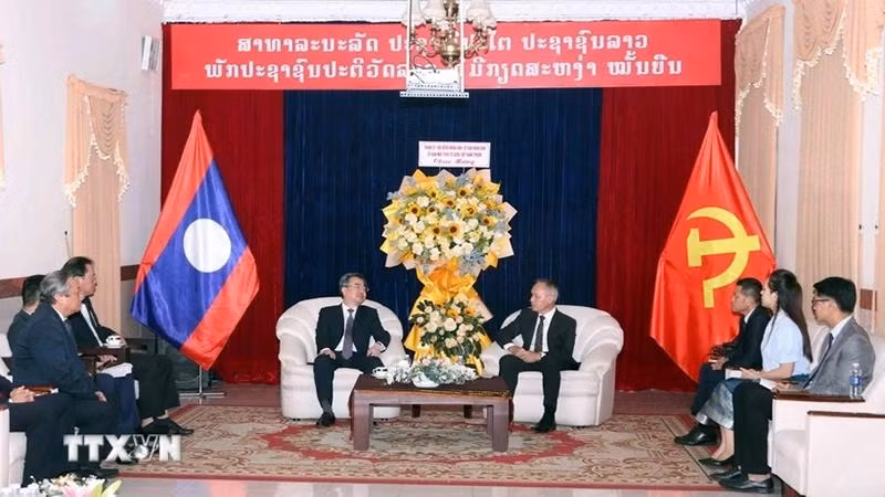 Заместитель секретаря Парткома г. Хошимина Нгуен Тхань Нги (слева) поздравляет Генерального консула Лаоса в г. Хошимине Фонеси Бунмиксая. Фото: ВИА