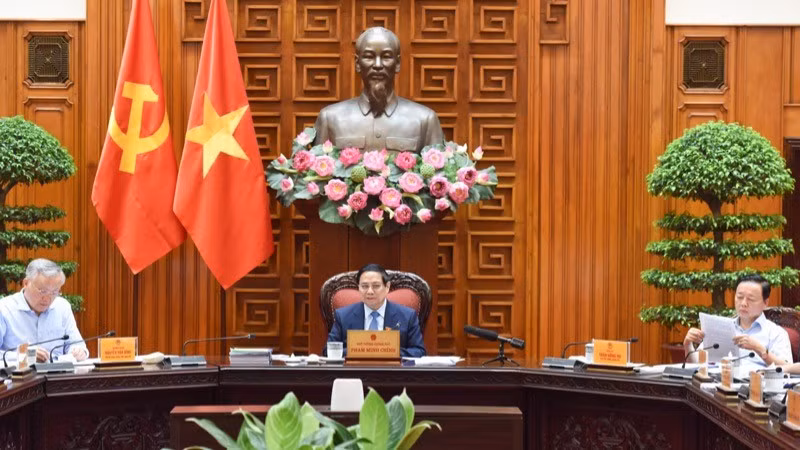 Премьер-министр Фам Минь Тьинь председательствует на совещании. Фото: Чан Хай