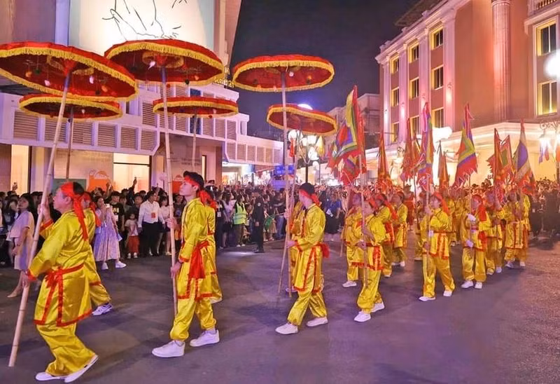 Уличный парад на Ханойском фестивале креативного дизайна. Фото: hanoimoi