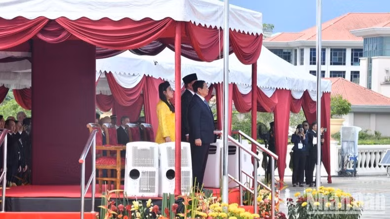 Премьер-министр Фам Минь Тьинь и его супруга вместе с Премьер-министром Анваром Ибрагимом и его супругой занимают почётные места; военный оркестр исполняет государственные гимны двух стран. Фото: Тхань Жанг