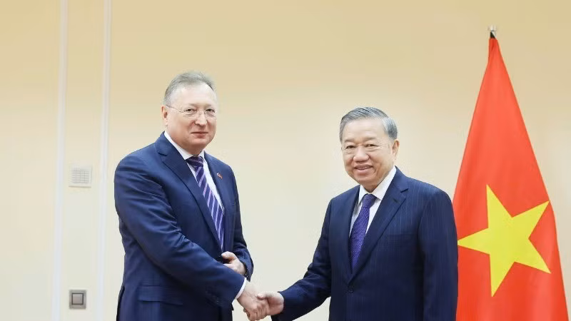 Генеральный секретарь ЦК КПВ То Лам принимает господина Сергея Кудряшова, генерального директора «Зарубежнефть». Фото: ВИА