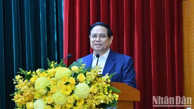 Премьер-министр Фам Минь Тьинь выступает с речью на конференции. Фото: Тхань Жанг