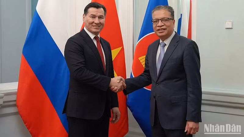 Посол Данг Минь Кхой (справа) и Глава Республики Калмыкия Бату Хасиков фотографируются на память. Фото: Суан Хынг