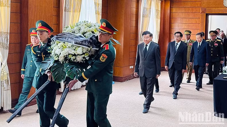 Генеральный секретарь ЦК НРПЛ, Президент Лаоса Тхонглун Сисулит во главе делегации возлагает венок в память о бывшем Президенте Чан Дык Лыонге. Фото: внештатный сотрудник