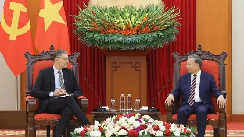 Генеральный секретарь ЦК КПВ То Лам принимает Посла Франции во Вьетнаме Оливье Броше. Фото: ВИА