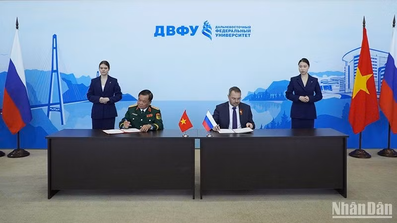 Два сопредседателя подписывают протокол заседания.